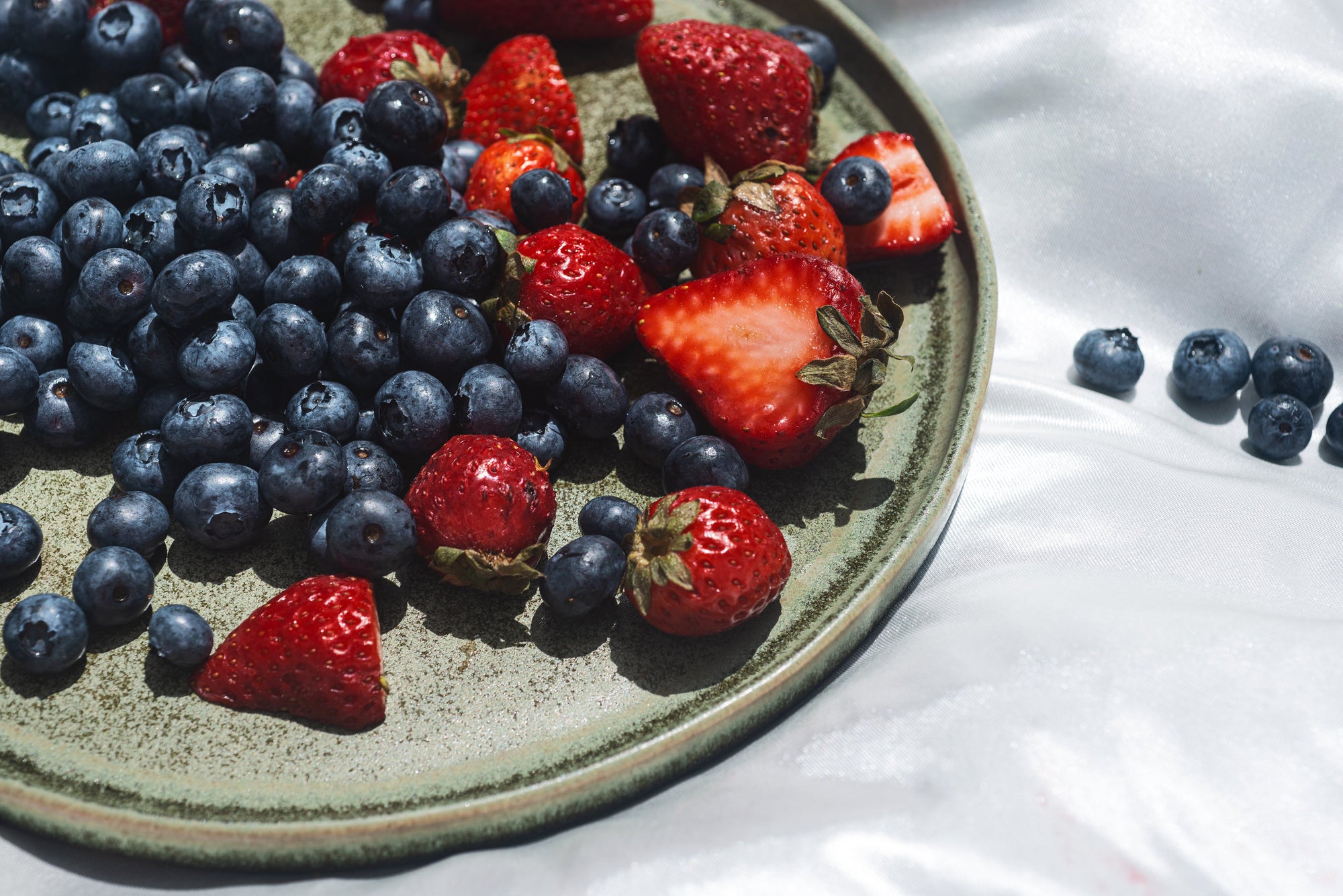15 Best Fruits for Alcohol Infusions (Vodka, Bourbon, Rum & More)